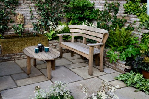 Ghế dài và bàn gỗ- Ý tưởng sân vườn nhỏ